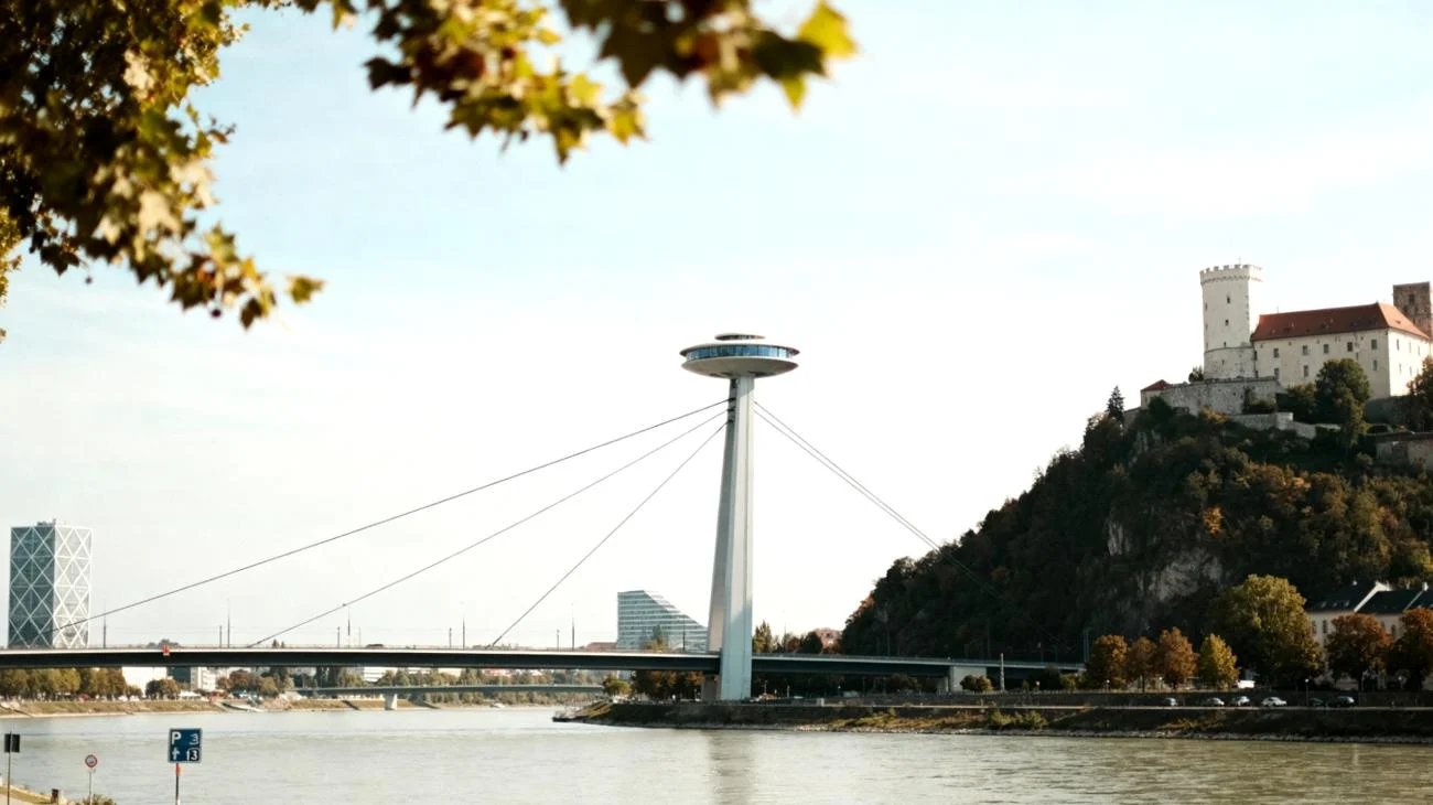 7283103940500000033"