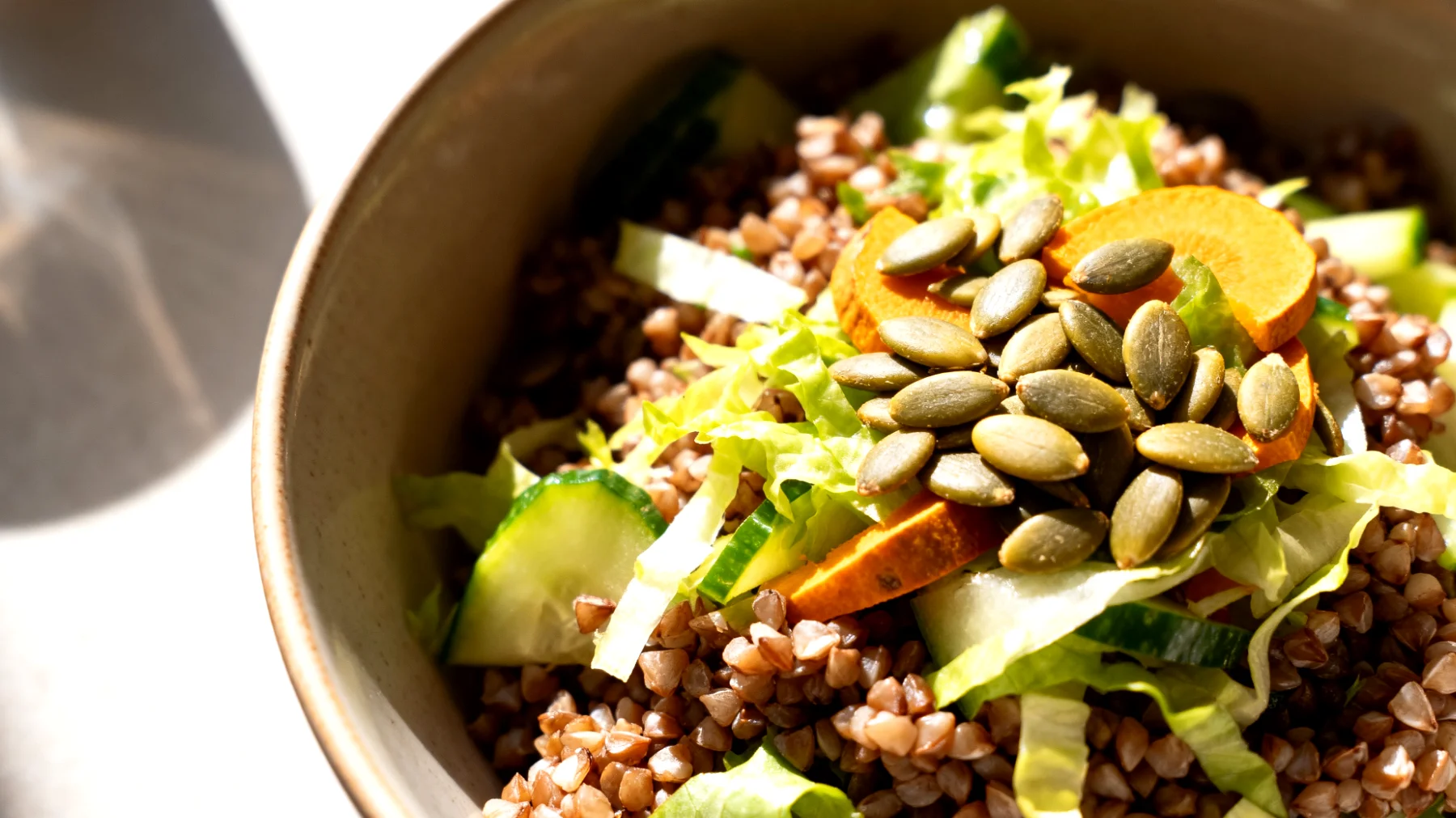 Insalata di grano saraceno con verdure croccanti e semi di zucca"