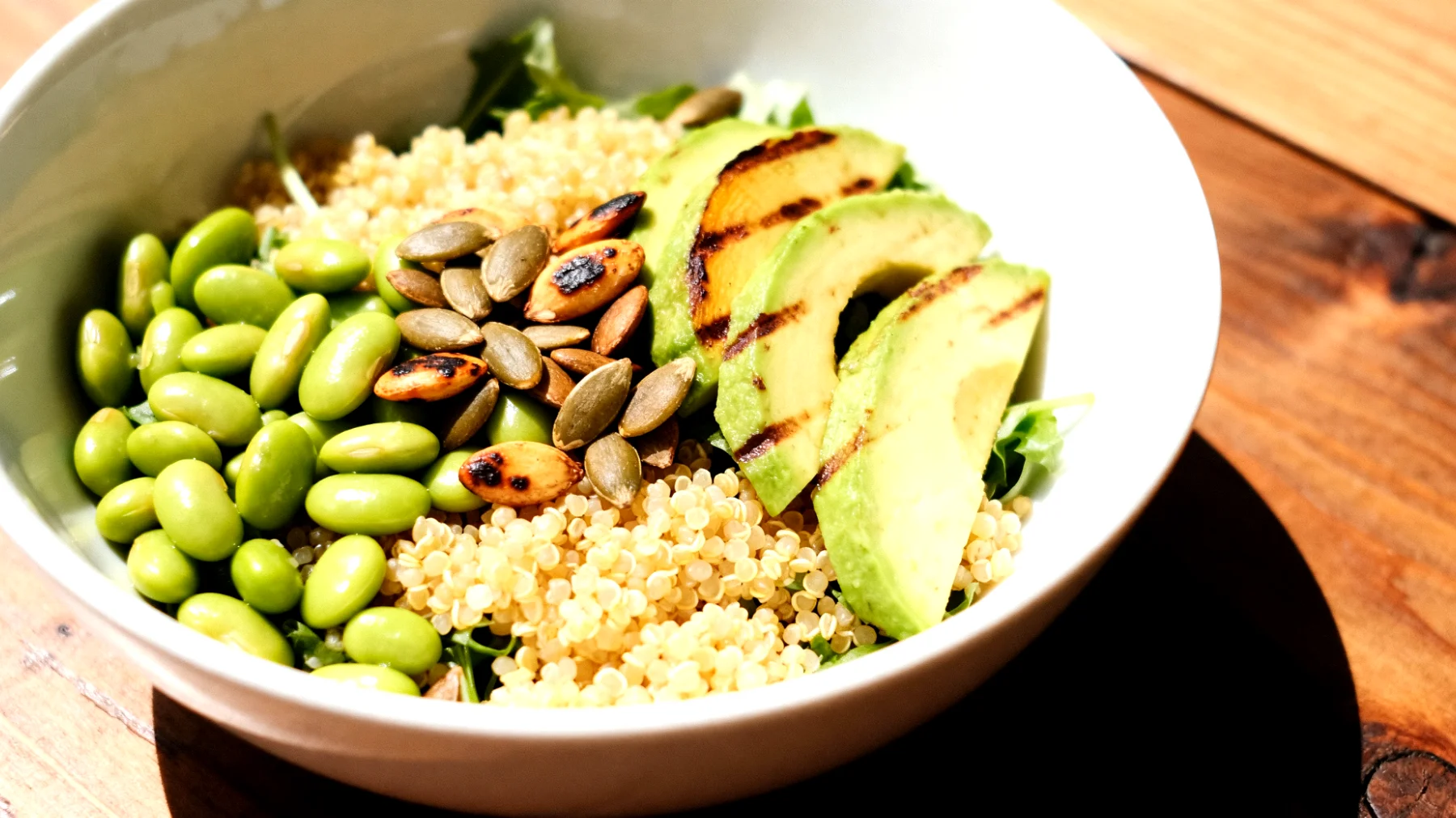 Insalata di quinoa con edamame, avocado e semi di zucca"