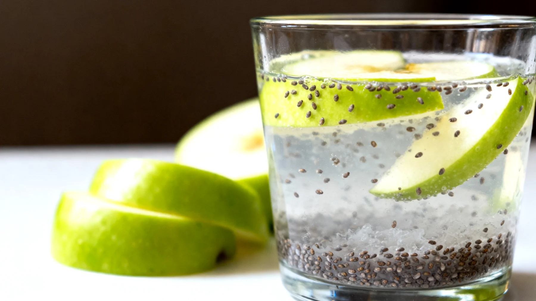 Kefir d'acqua con semi di chia e mela verde"