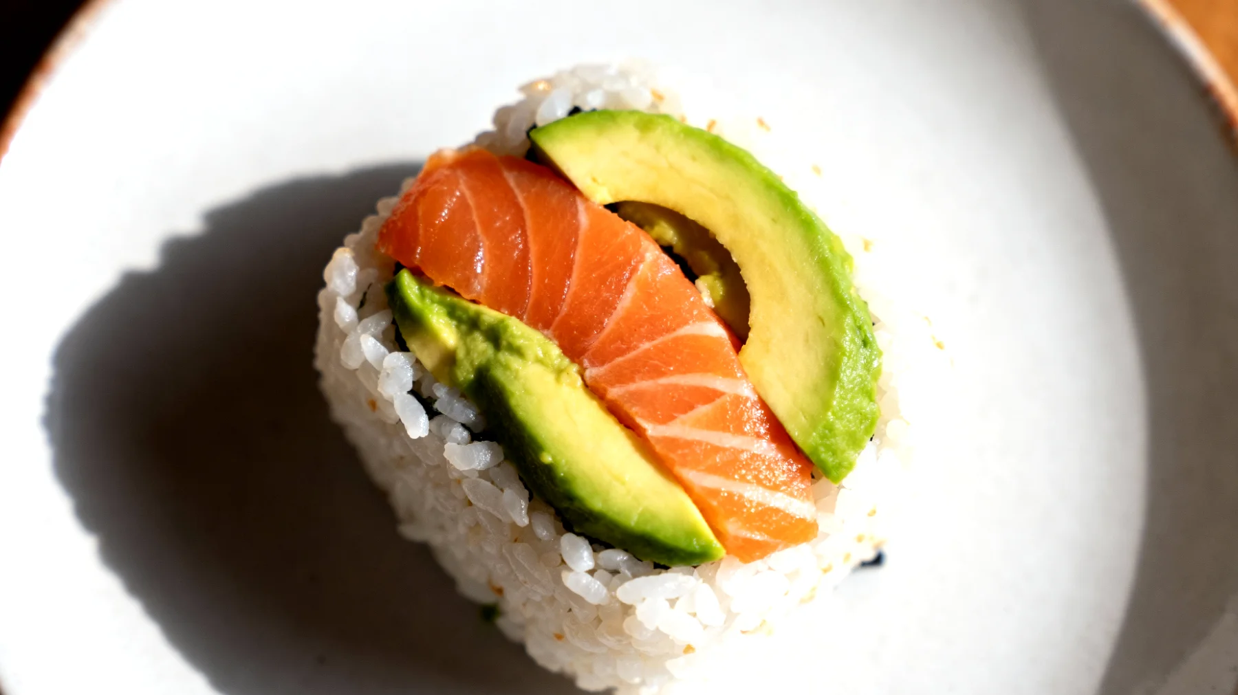Onigiri al salmone e avocado con riso integrale"