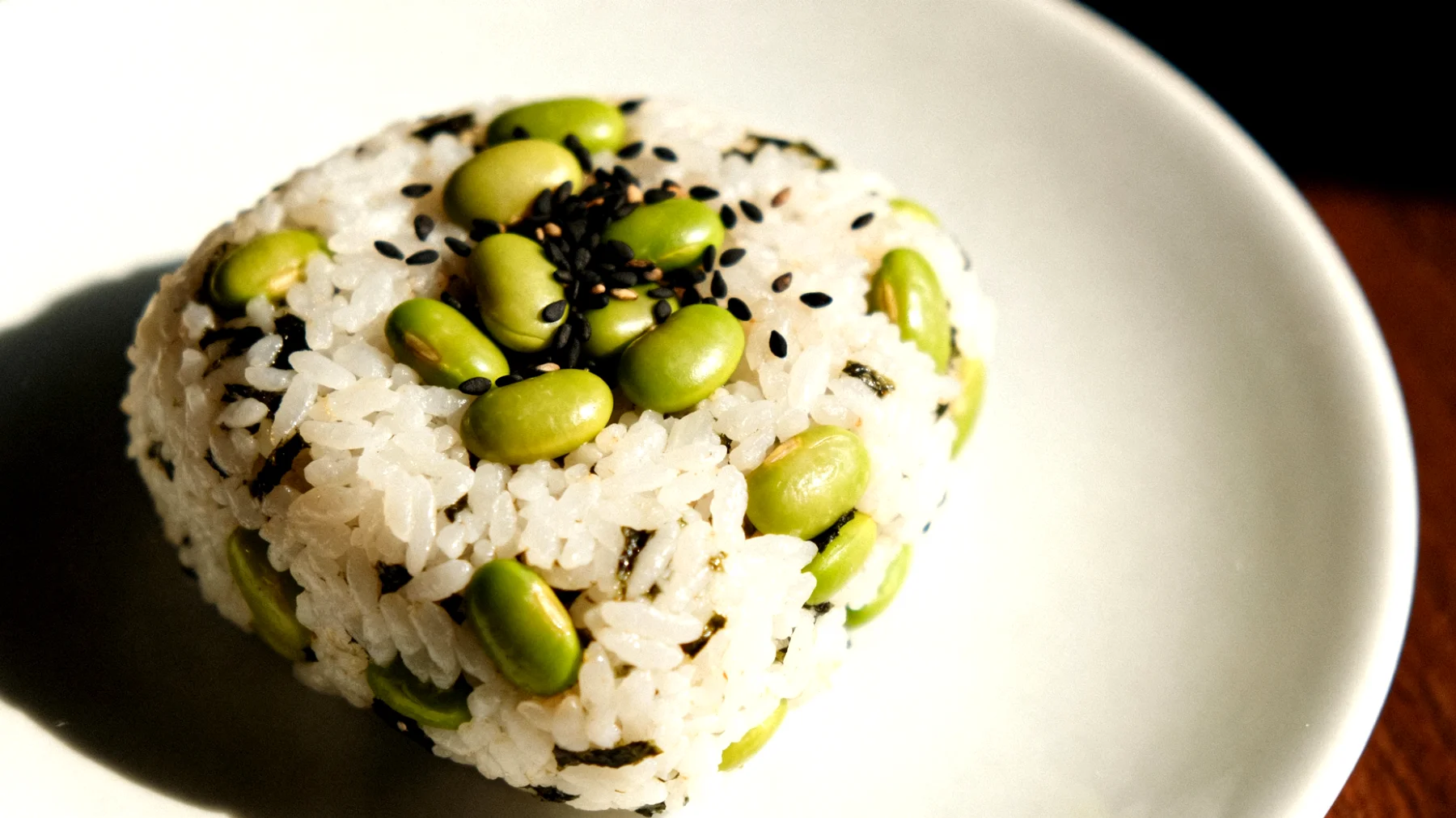 Onigiri con edamame e sesamo nero"