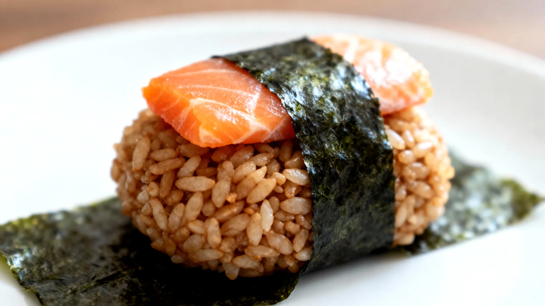 Onigiri con riso integrale, salmone e alghe nori"