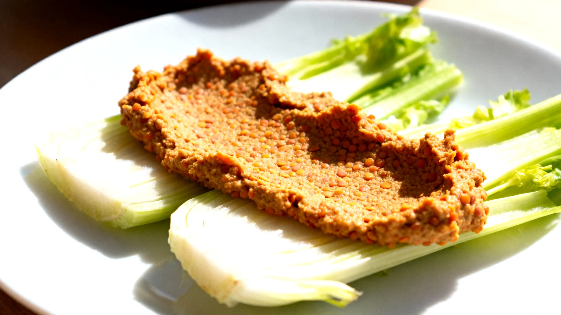 Sedano rapa crudo con hummus di lenticchie rosse"