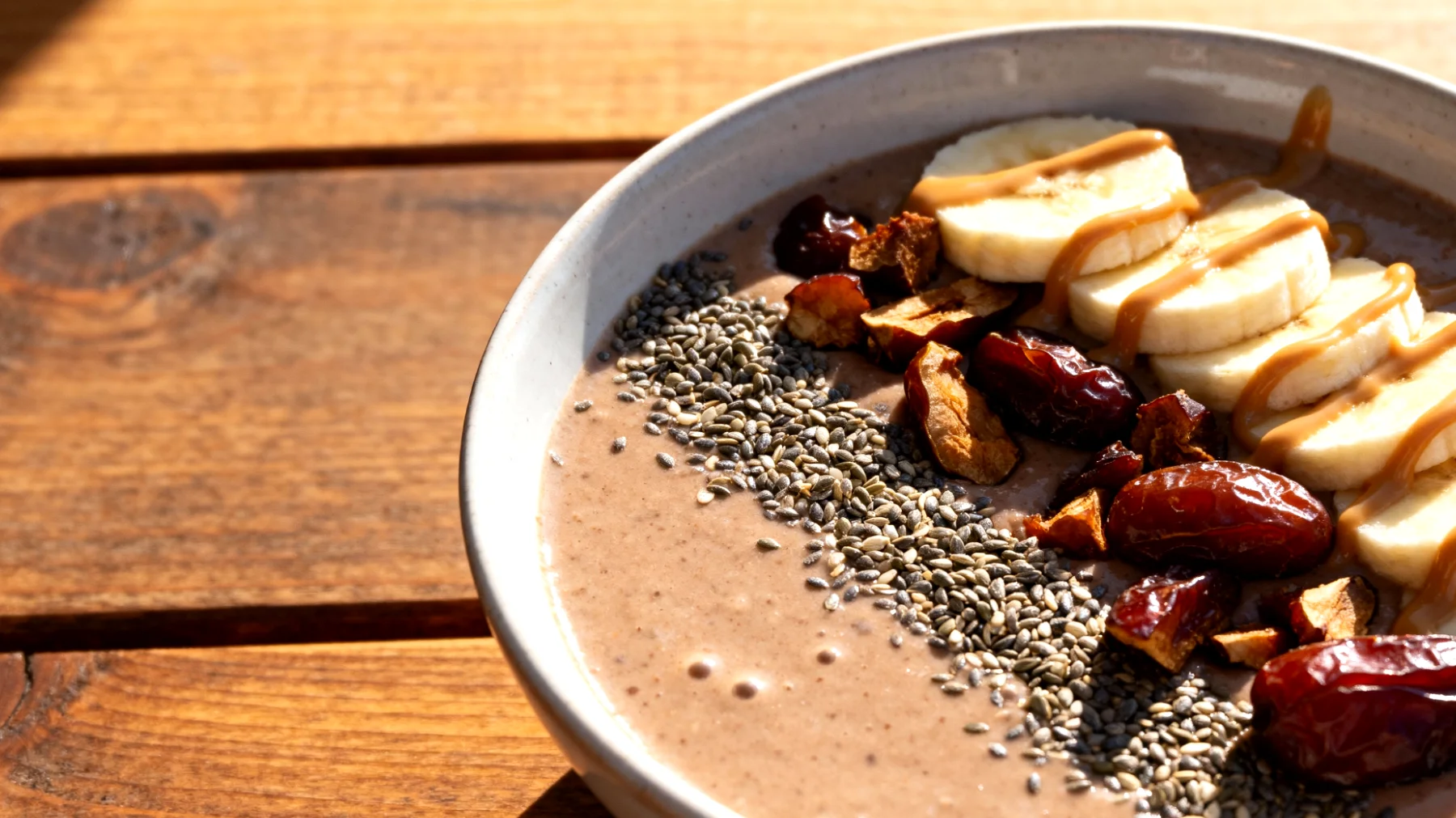 Smoothie bowl con semi di canapa, banana, burro di mandorle e datteri"