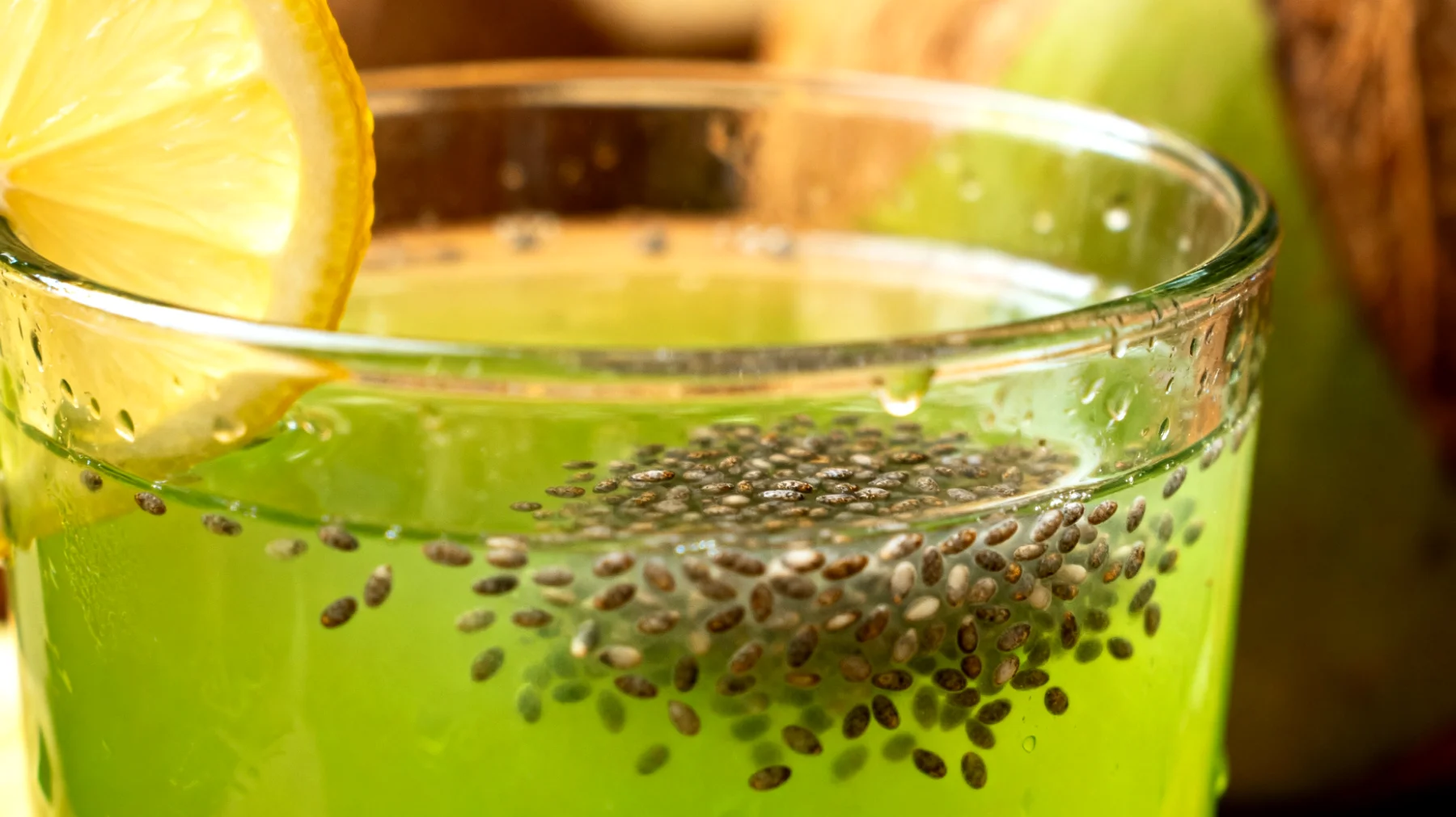 Acqua di cocco verde con semi di chia e limone"
