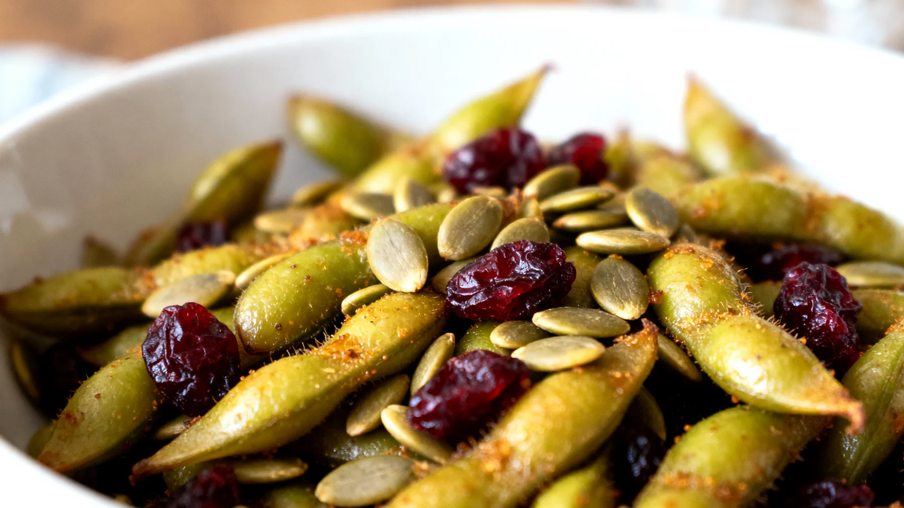 Edamame tostati con semi di zucca e mirtilli rossi disidratati"
