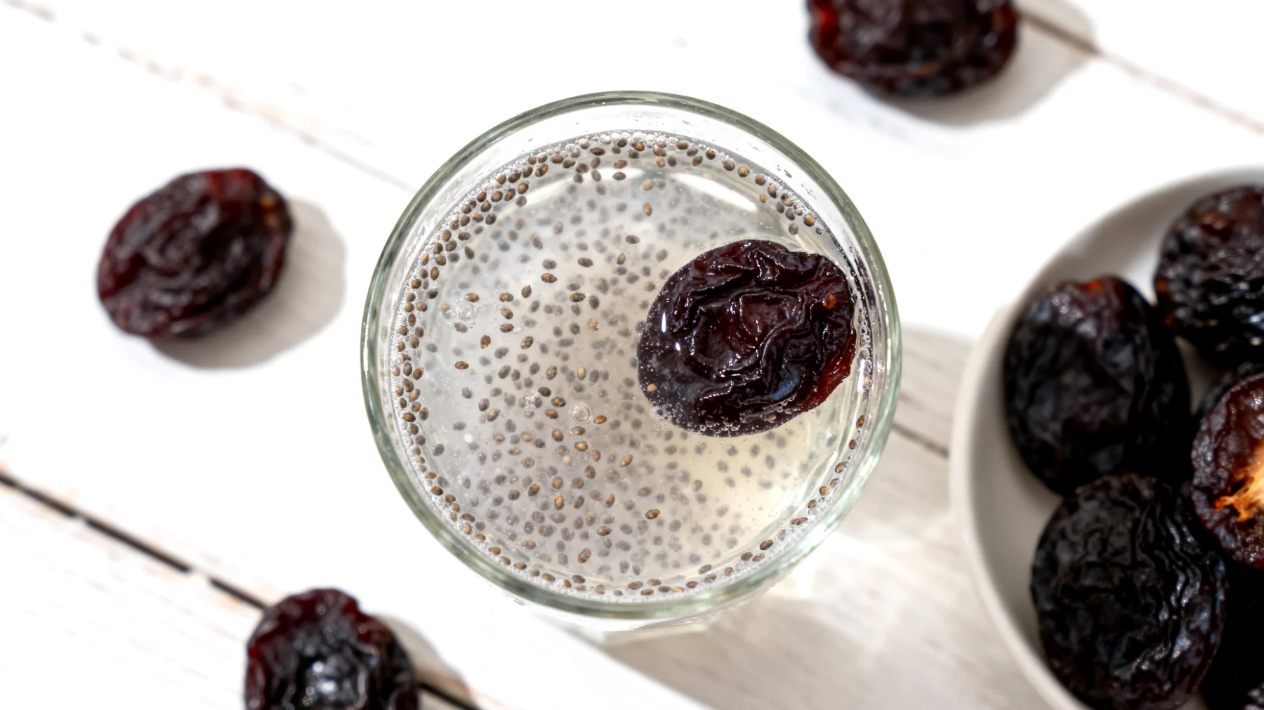 Kefir d'acqua con semi di chia e prugne secche"