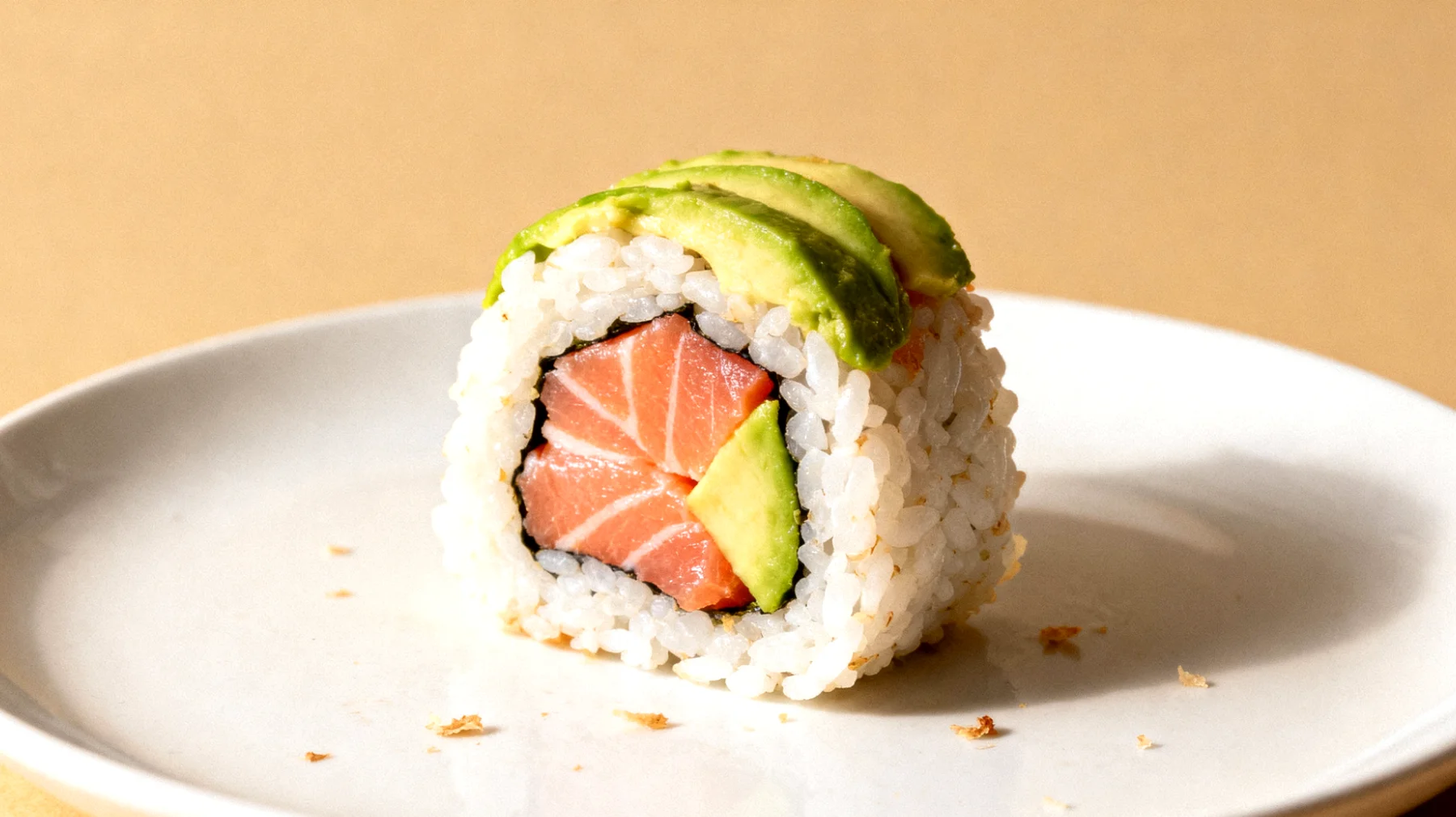 Onigiri con salmone e avocado"