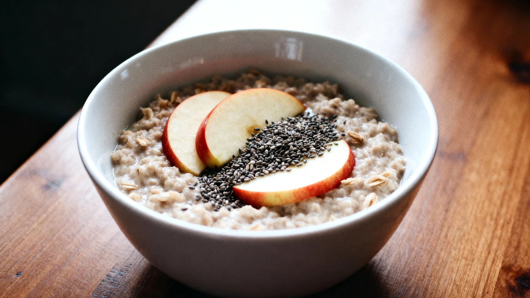 Porridge di avena con semi di chia e mela"
