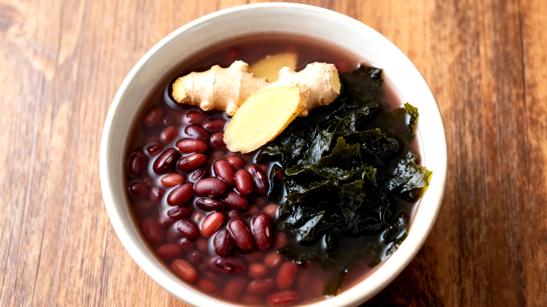 Zuppa di azuki con wakame e zenzero"