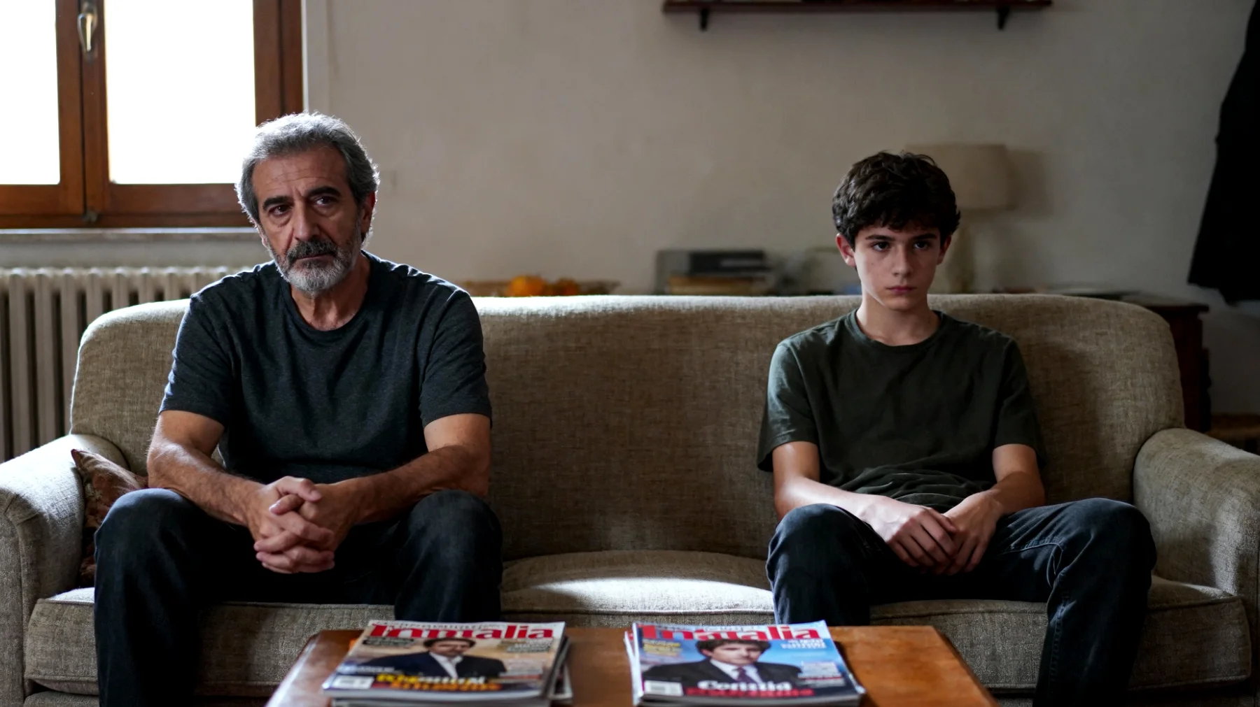 Papà che fatica a creare un dialogo emotivo autentico con il figlio adolescente, limitandosi a conversazioni superficiali su scuola e attività pratiche, senza riuscire a esplorare sentimenti, paure e aspirazioni profonde"